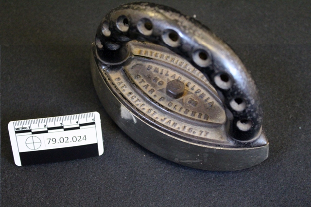 Iron with removable handle